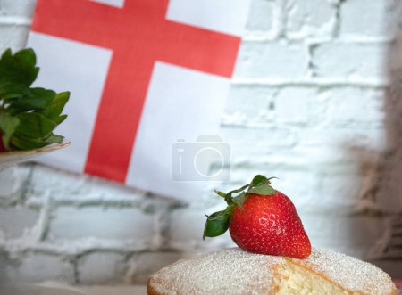 Feier St. Georges Tag Nachmittagstee Weinlese traditionelle Scones Erdbeeren und Sahne Viktoria Biskuitkuchen England Flagge Fahnenmeer 