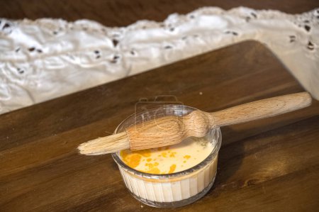 cepillo de pastelería tradicional con huevo lavado estilo cabaña 