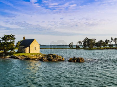 Téléchargez les photos : Superbe vue sur l'île de Boedic et sa célèbre chapelle au coucher du soleil, golfe du Morbihan, Bretagne, France - en image libre de droit