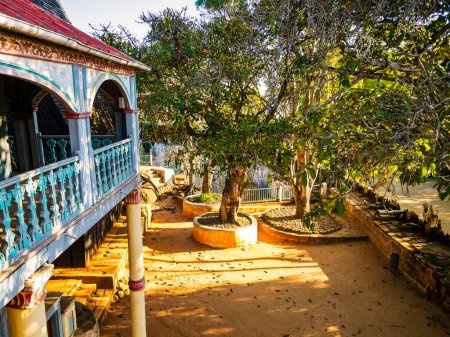 Téléchargez les photos : Superbe vue sur le palais de Fandriampahalemana et sa belle cour avec des figuiers sacrés, Ambohimanga, Madagascar - en image libre de droit