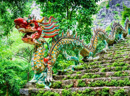 Gemeißelte Drachensteine entlang der Treppe zur Hang Mua Pagode und Mua Höhle, einem der schönsten Aussichtspunkte in Ninh Binh, Vietnam