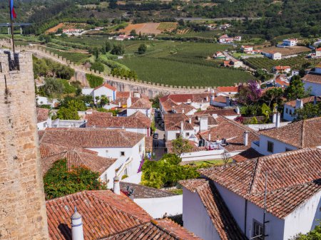 Foto de Increíble vista de Obidos, con las típicas casas blancas y las almenas internas de las murallas medievales, región oeste, Portugal - Imagen libre de derechos