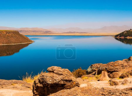 Foto de Impresionante vista del lago Umayo, sitio arqueológico de Sillustani, región de Puno, Perú - Imagen libre de derechos
