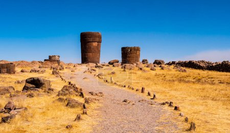 Foto de Increíble vista del sitio arqueológico de Sillustani y sus icónicas torres funerarias, región de Puno, Perú - Imagen libre de derechos
