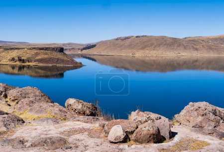 Foto de Impresionante vista del lago Umayo, sitio arqueológico de Sillustani, región de Puno, Perú - Imagen libre de derechos