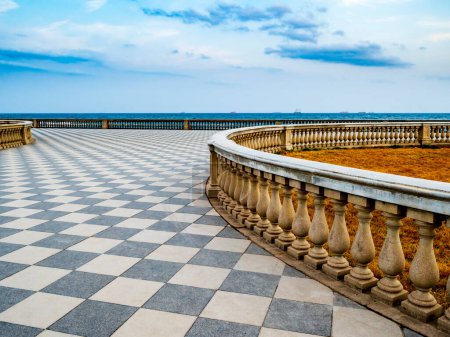 Foto de Increíble vista de Terrazza Mascagni, histórica terraza del mirador famosa por su superficie pavimentada de tablero de ajedrez, Livorno, Toscana, Italia - Imagen libre de derechos