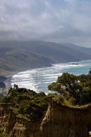 Téléchargez les photos : Cathédrale Gully, falaises d'argile à Canterbury en Nouvelle-Zélande. Vue sur les falaises, avec Gore Bay en arrière-plan - en image libre de droit