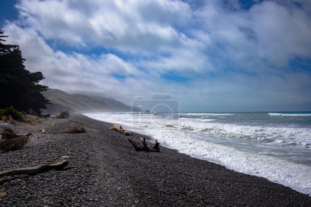 Foto de Olas en Gore Bay, Canterbury, Nueva Zelanda. Disparo en un día ventoso de primavera - Imagen libre de derechos