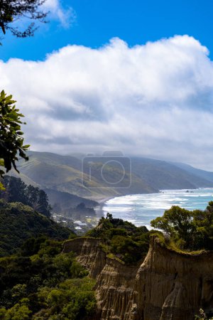 Téléchargez les photos : Cathédrale Gully, falaises d'argile à Canterbury en Nouvelle-Zélande. Vue sur les falaises, avec Gore Bay en arrière-plan - en image libre de droit