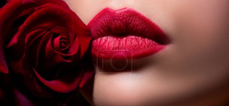 Téléchargez les photos : Lèvres avec du rouge à lèvres gros plan. Beauté rouge lèvres maquillage détail. Magnifique maquillage Gros plan. Bouche ouverte sensuelle. Rouge à lèvres ou rouge à lèvres. - en image libre de droit