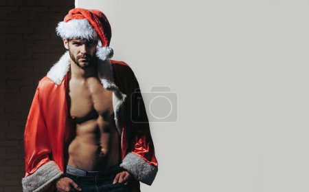 Weihnachten sexy schwul. Junge Männer mit Weihnachtsmütze. Weihnachtsmann mit muskulösem Körper. Schöne sexy Weihnachtsmann Kerl auf Studio Hintergrund. Sexy Weihnachtsmann