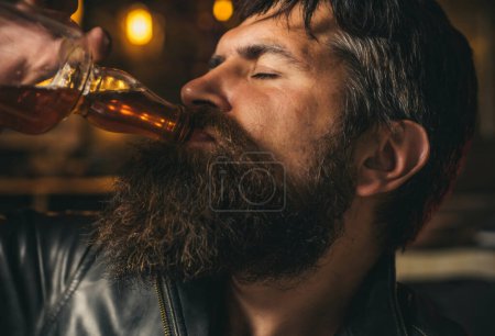 Téléchargez les photos : Dépendance à l'alcool, homme ivre. Homme ivre ayant un problème d'abus de dépendance à l'alcool, concept d'alcoolisme - en image libre de droit