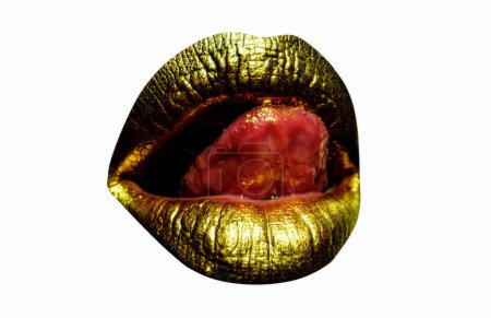 Foto de Hermosa boca de oro de mujer con labios. Labios dorados sensuales, labios sexys. Mujer lengua lamiendo labios sexy. Aislado en blanco, camino de recorte - Imagen libre de derechos
