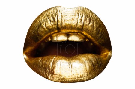 Foto de Hermosa boca de oro de mujer con labios. Labios dorados sensuales, labios sexys. Aislado sobre blanco. Arte creativo brillo lápiz labial - Imagen libre de derechos