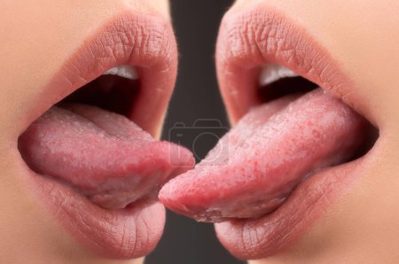 Foto de Lgbt beso de chica. Labios lesbianas de cerca. Sexy labio femenino. Romántico, chicas amor, deseo erótico - Imagen libre de derechos