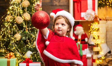 Foto de Decoración infantil con adorno o bola de Navidad Árbol de Navidad - Imagen libre de derechos
