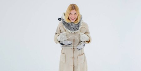 Téléchargez les photos : Belle fille en hiver à l'extérieur. Belle jeune femme heureuse et riante portant des gants de chapeau d'hiver et une écharpe. Vacances d'hiver. Femme sur fond de neige d'hiver - en image libre de droit