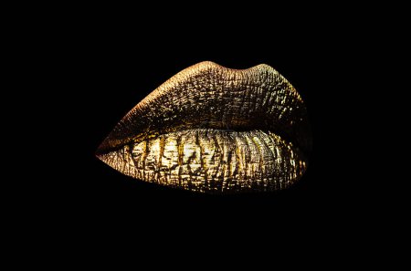 Téléchargez les photos : Bouche d'art glamour luxe. Lèvres dorées isolées sur fond noir. Clipping chemin lèvres dorées - en image libre de droit