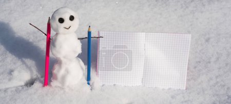 Téléchargez les photos : Écrivain bonhomme de neige au travail. Carnet de notes du planificateur. Bonhomme de neige avec des notes. Blog concept de création avec bonhomme de neige, travail indépendant entreprise et marketing - en image libre de droit