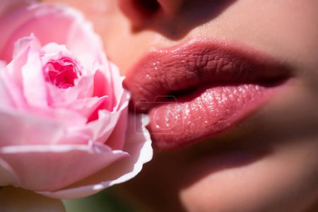 Passionné lèvres rouges gros plan. Belle femme lèvres avec rose