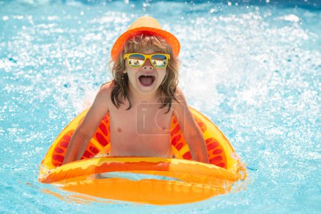 Téléchargez les photos : Piscine pour enfants. Concept vacances d'été. Portrait d'enfants d'été dans l'eau de mer sur la plage. Bassin d'eau bleue - en image libre de droit
