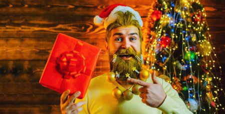 Foto de Divertido Papá Noel emocionado. Hombre barbudo con barba decorativa. Holly alegre botín Navidad y noel - Imagen libre de derechos