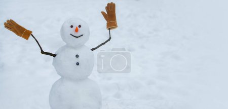 Foto de Saludo muñeco de nieve. Lindos muñecos de nieve en la bandera de Navidad. Feliz invierno. Muñeco de nieve divertido - Imagen libre de derechos