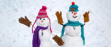 Téléchargez les photos : Noël pour deux bonhomme de neige. Bonhomme de neige amoureux dans la neige - en image libre de droit
