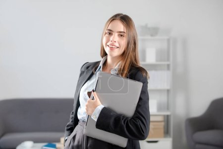 Téléchargez les photos : Belle femme d'affaires souriante pigiste utilisant ordinateur portable tapant sur PC portable, surfer sur Internet dans le bureau - en image libre de droit