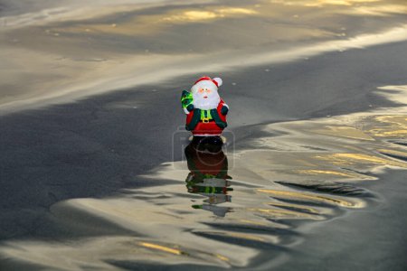 Téléchargez les photos : Voyage du Nouvel An. Jouet été Père Noël. Bannière de Noël, affiche ou cartes de voeux - en image libre de droit