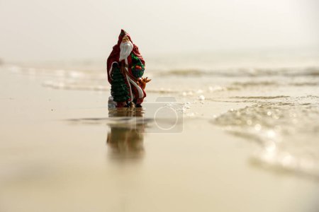 Foto de Verano Santa en la arena. Concepto de vacaciones. Diseño de tarjetas de felicitación de Navidad - Imagen libre de derechos
