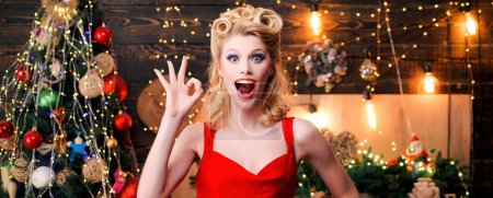 Téléchargez les photos : Femme excitée. Maquillage beauté et coiffure rétro pour Noël ou Nouvel An - en image libre de droit
