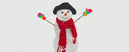 Foto de Banner de muñeco de nieve. Fondo de invierno con muñeco de nieve, espacio de copia - Imagen libre de derechos