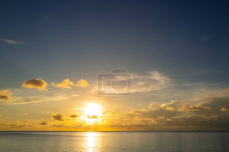Téléchargez les photos : Coucher de soleil sur fond marin. Fond d'écran nature avec mer d'été. Texture de la mer. Lever de soleil calme sur la mer tropicale. Océan calme - en image libre de droit