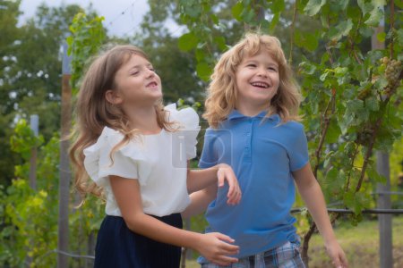 Foto de Lindos y sonrientes niños riendo jugando al aire libre. Retrato de dos niños felices en el parque de verano - Imagen libre de derechos