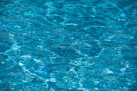 Foto de Onda ondulada abstracta y superficie de agua turquesa transparente en la piscina, ola de agua azul para el fondo y diseño abstracto - Imagen libre de derechos