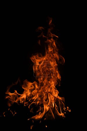 Foto de Llamas de fuego sobre fondo negro. Fuego quemar llama aislada, textura abstracta. Efecto llameante con fuego ardiente - Imagen libre de derechos