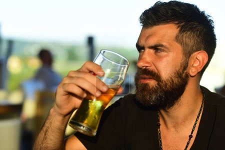 Foto de Cerveza artesanal. Un hombre seguro con un vaso de cerveza. Degustación y degustación. Cerveza pub y bar - Imagen libre de derechos
