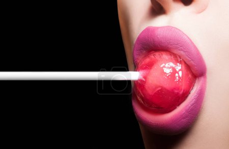 Foto de Paleta en boca de mujer. Chica lamer piruleta, de cerca. Sexy gesto seductor - Imagen libre de derechos