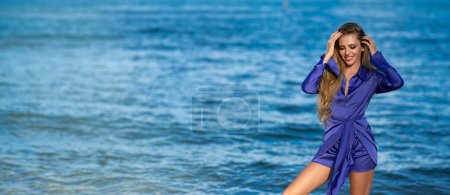 Téléchargez les photos : Femme d'été. Femme sensuelle, voyage dans la mer tropicale. Jeune femme vêtue de vêtements d'été debout sur une plage avec une belle vue sur la mer - en image libre de droit