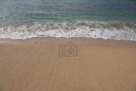 Téléchargez les photos : Plage tropicale avec sable de mer en vacances d'été - en image libre de droit