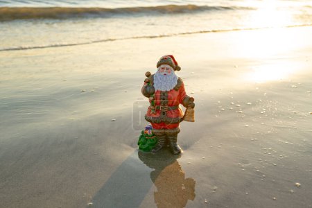 Téléchargez les photos : Père Noël sur la plage de mer. Noël chaud et vacances - en image libre de droit