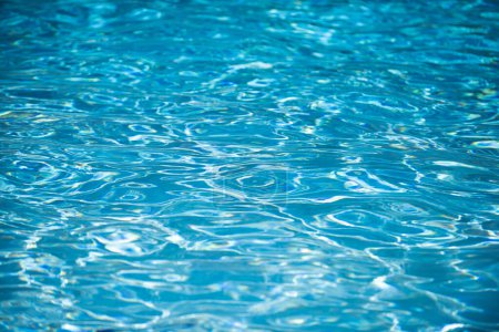 Foto de Fondo de agua, olas onduladas. Patrón de piscina azul nadando. Superficie marina. Agua en piscina con reflejo solar. Banner con espacio de copia - Imagen libre de derechos