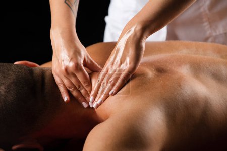 Téléchargez les photos : Massage pour homme. Physiothérapeute massant les épaules masculines - en image libre de droit