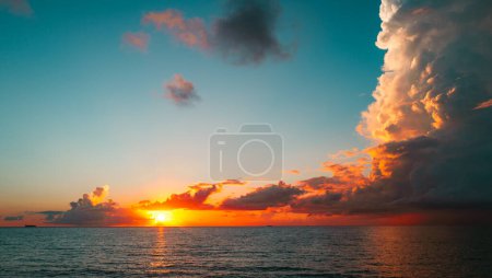 Foto de Mar del amanecer en la playa tropical. Paisaje de hermosa playa. Hermosa puesta de sol en el mar. Puesta de sol del océano en el fondo del cielo con nubes de colores. Fondo para vacaciones de verano - Imagen libre de derechos