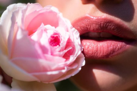 Foto de Labios sensuales para mujer. Labios con lápiz labial de cerca. Hermosos labios de mujer con rosa - Imagen libre de derechos
