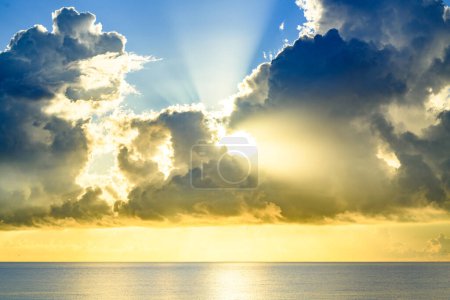 Foto de Playa de mar con puesta de sol o salida del sol. Paisaje nublado sobre el mar al atardecer. Puesta de sol en la playa tropical. Naturaleza puesta del sol escénica del cielo mar - Imagen libre de derechos