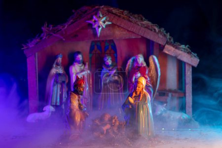 Téléchargez les photos : Crêche décorative de Noël avec Sainte famille. Crêche de Noël avec Joseph Marie et Jésus. Manger de Noël scène avec des figurines, y compris Jésus, Marie, Joseph, moutons et mages - en image libre de droit