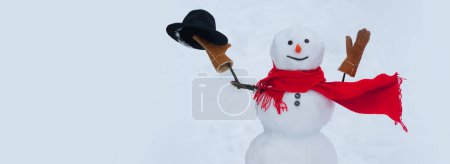 Téléchargez les photos : Joyeux Noël et bonne année carte de voeux. Bannière bonhomme de neige. Fond d'hiver avec bonhomme de neige, espace de copie - en image libre de droit
