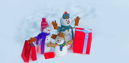 Foto de Muñeco de nieve en estandarte. Muñeco de nieve sobre fondo blanco. Feliz Navidad y feliz año nuevo tarjeta de felicitación. Muñeco de nieve en bandera de invierno - Imagen libre de derechos